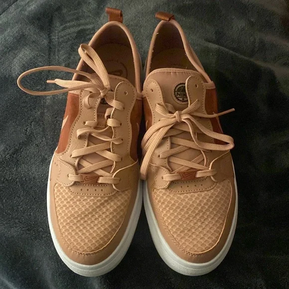 Size 10 Nike Shows. Rosey pink with a cute mesh side detail. Slight platform. - Picture 2 of 5